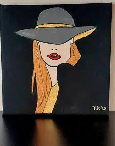 Schilderij met olieverf op doek van een mysterieuze vrouw met een grote grijze hoed die haar ogen bedekt, rode lippen en lang blond-oranje haar tegen een zwarte achtergrond.