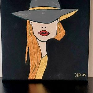 Schilderij met olieverf op doek van een mysterieuze vrouw met een grote grijze hoed die haar ogen bedekt, rode lippen en lang blond-oranje haar tegen een zwarte achtergrond.