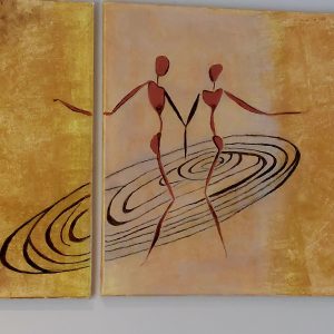 Een tweeluik olieverfschilderij van Jean Louis Raskin met twee gestileerde, abstracte figuren die hand in hand dansen, geplaatst tegen een warme, goudbruine achtergrond met geometrische patronen.