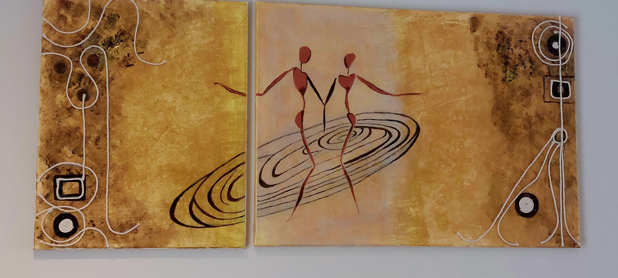 Een tweeluik olieverfschilderij van Jean Louis Raskin met twee gestileerde, abstracte figuren die hand in hand dansen, geplaatst tegen een warme, goudbruine achtergrond met geometrische patronen.