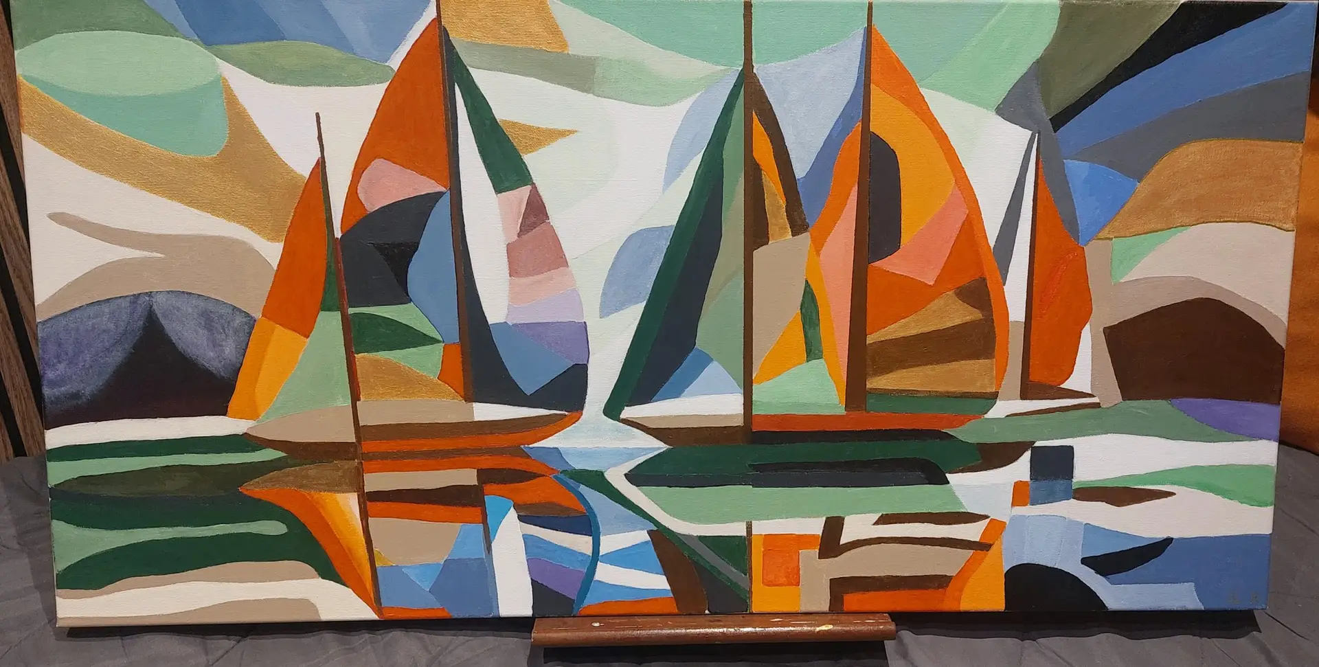 Abstract olieverfschilderij 20250909_140201.jpg van zeilboten op het water, opgebouwd uit kleurrijke geometrische vlakken en warme tinten zoals oranje, groen en blauw.
