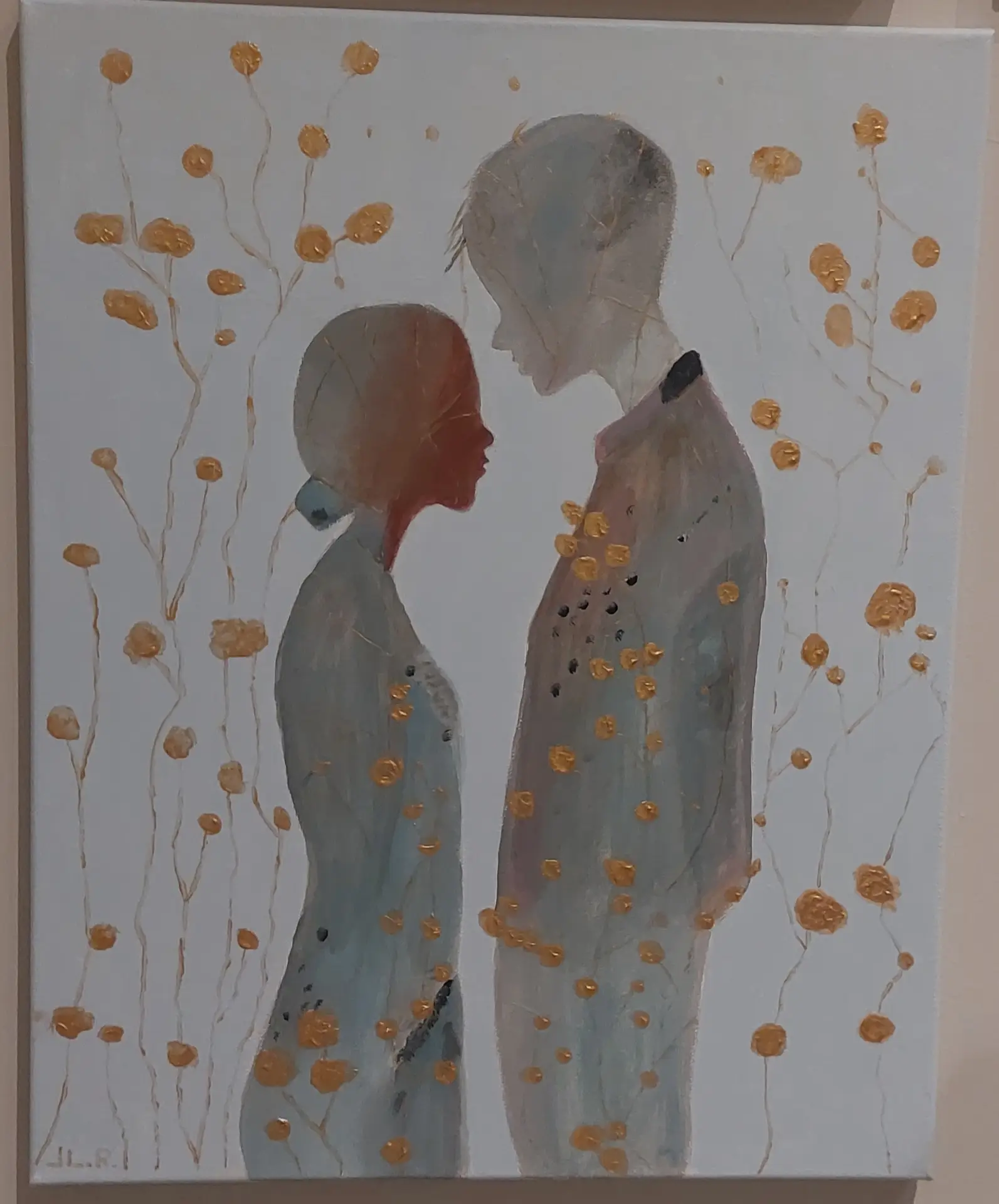 Een sfeervol olieverfschilderij van Jean Louis Raskin genaamd 20260206_221327.jpg, waarop twee silhouetten van personen tegenover elkaar staan, omringd door gestileerde gouden bloemen op een lichtgrijze achtergrond.