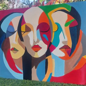 Een kleurrijk abstract schilderij met drie gestileerde gezichten in kubistische stijl, gekenmerkt door gedurfde kleurvlakken en vloeiende lijnen.