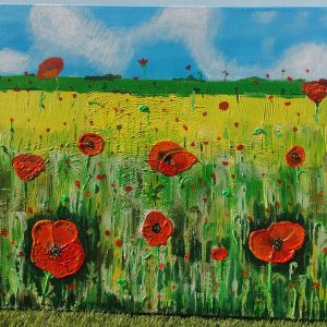 Een schilderij in reliëf van een uitgestrekt grasveld vol felrode klaprozen onder een blauwe lucht met witte wolken.