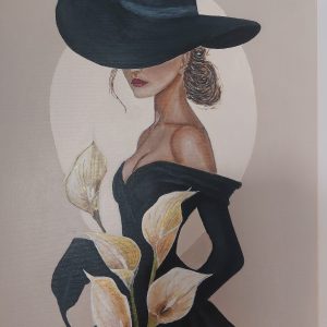 Schilderij van een vrouw in een zwarte jurk en een grote zwarte hoed, zijwaarts afgebeeld tegen een beige achtergrond met een lichte cirkel, terwijl ze een boeket witte calla lelies met gouden accenten vasthoudt.