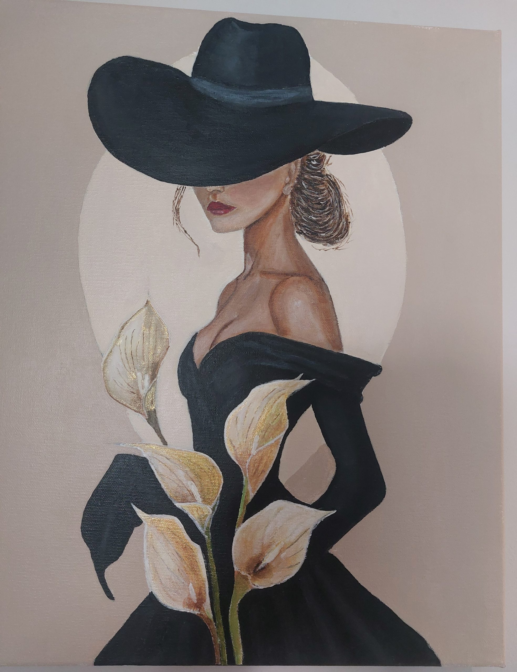 Schilderij van een vrouw in een zwarte jurk en een grote zwarte hoed, zijwaarts afgebeeld tegen een beige achtergrond met een lichte cirkel, terwijl ze een boeket witte calla lelies met gouden accenten vasthoudt.