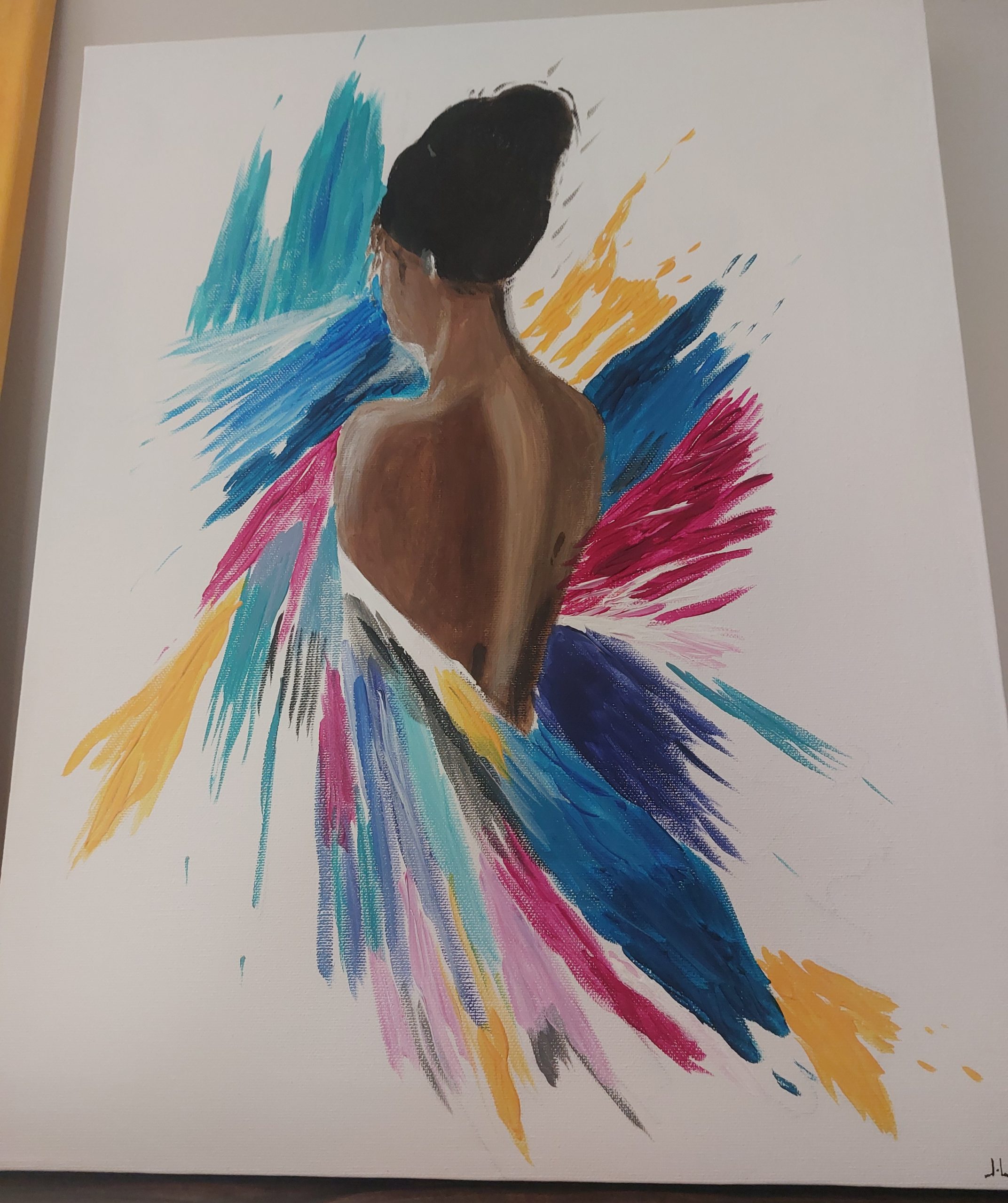 Een abstract acrylschilderij van een vrouw met donker haar op de rug gezien, omringd door expressieve, kleurrijke verfstreken in blauw, roze en geel.