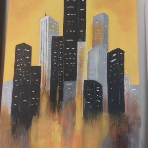 Een acrylschilderij van een skyline bij zonsondergang met strakke zwarte wolkenkrabbers tegen een stralende, oranje-gele achtergrond.