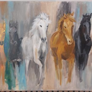 Een olieverfschilderij van zes paarden in verschillende kleuren die naast elkaar naar voren kijken, geplaatst tegen een abstracte, kleurrijke achtergrond.