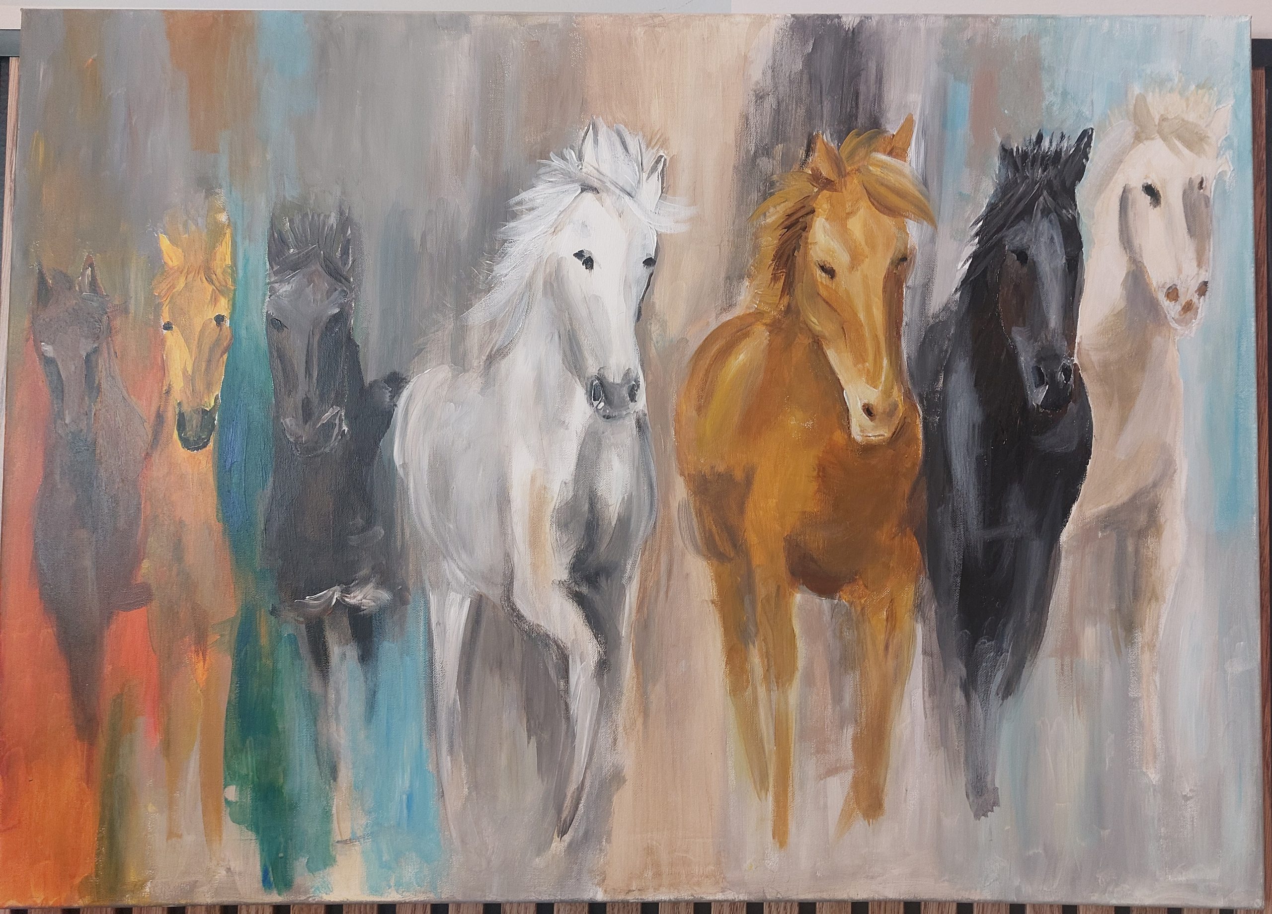 Een olieverfschilderij van zes paarden in verschillende kleuren die naast elkaar naar voren kijken, geplaatst tegen een abstracte, kleurrijke achtergrond.