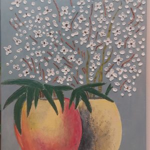 Een acrylschilderij met een reliëftextuur van witte bloesemtakken in twee kleurrijke vazen tegen een lichtblauwe achtergrond.