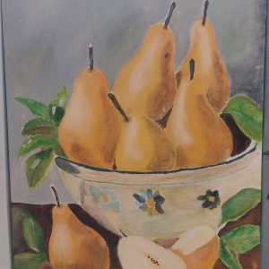 Een acrylschilderij van Jean Louis Raskin met een schaal vol rijpe, gele peren, omringd door groene bladeren en enkele peren op de voorgrond.
