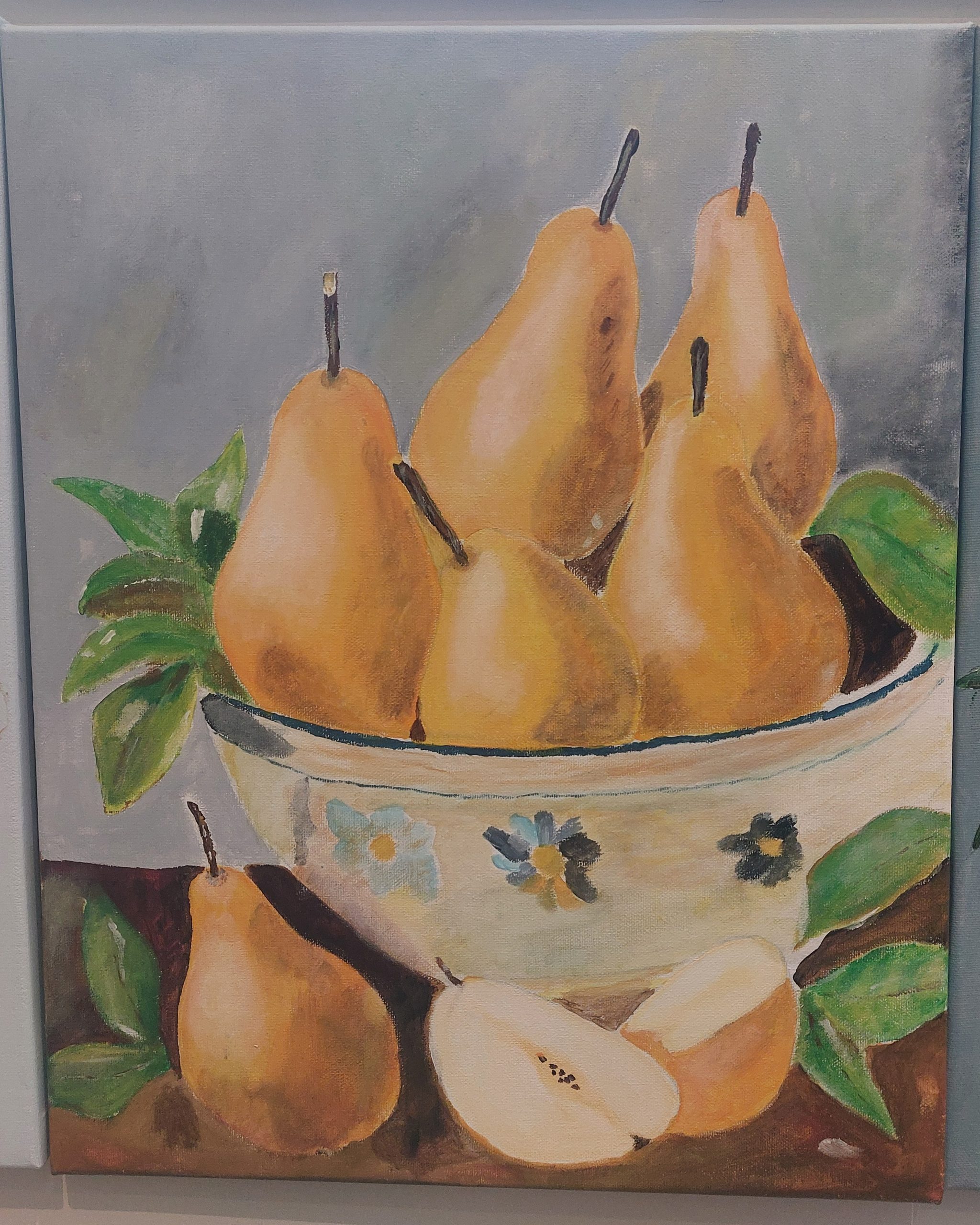 Een acrylschilderij van Jean Louis Raskin met een schaal vol rijpe, gele peren, omringd door groene bladeren en enkele peren op de voorgrond.