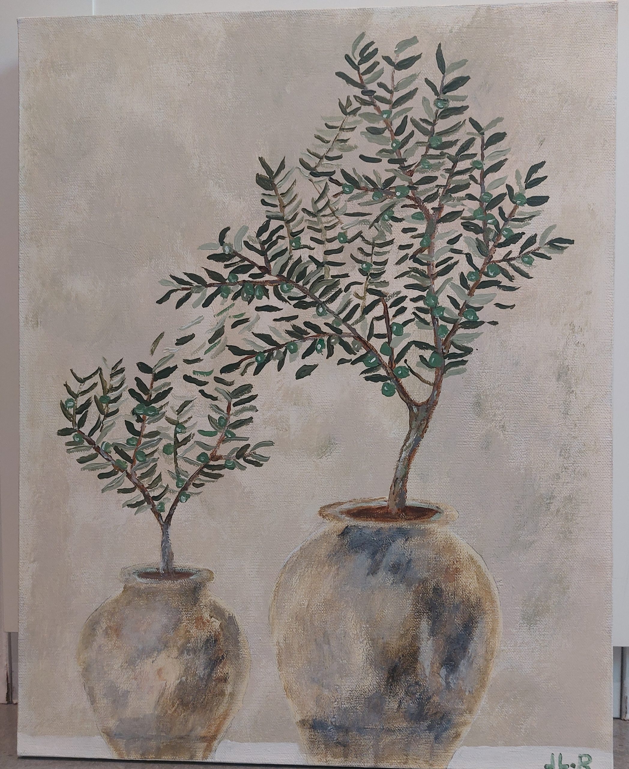 Een olieverfschilderij van twee olijfboompjes in rustieke, aardewerken potten tegen een zachte, beige achtergrond.